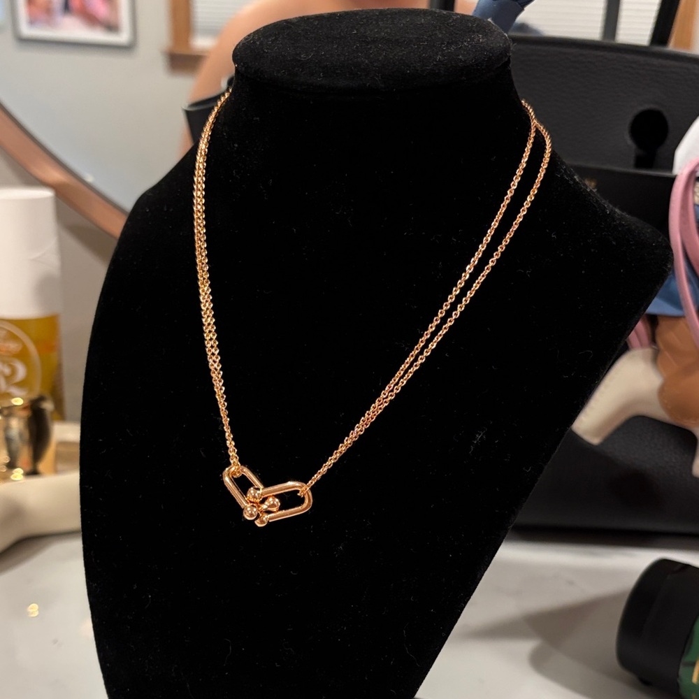 Elegant Gold Necklace with Interlocking Design